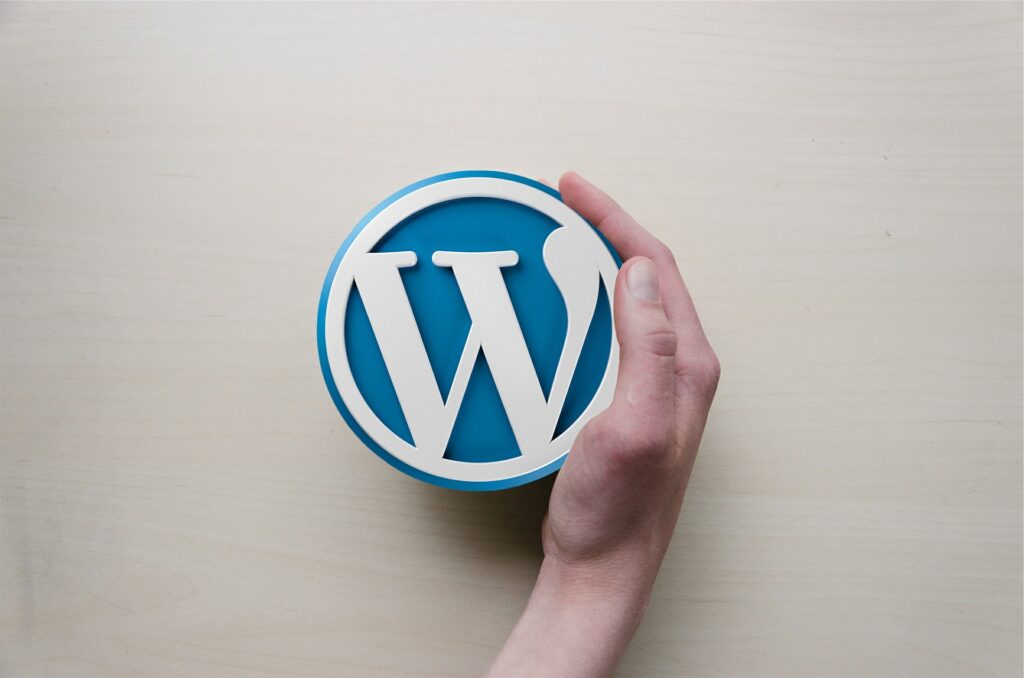 Une main qui tient le logo de wordpress
